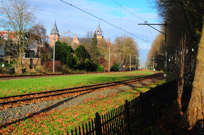 900533 Gezicht op de Oosterspoorweg te Utrecht (waar vroeger de halte Biltstraat was), vanaf de Buys Ballotstraat.